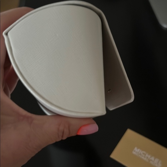 New! Michael Kors Cream Sunglasses Case - Picture 4 of 5